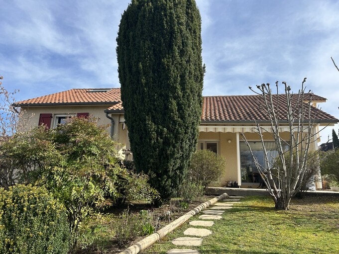 Maison contemporaine proches commerces